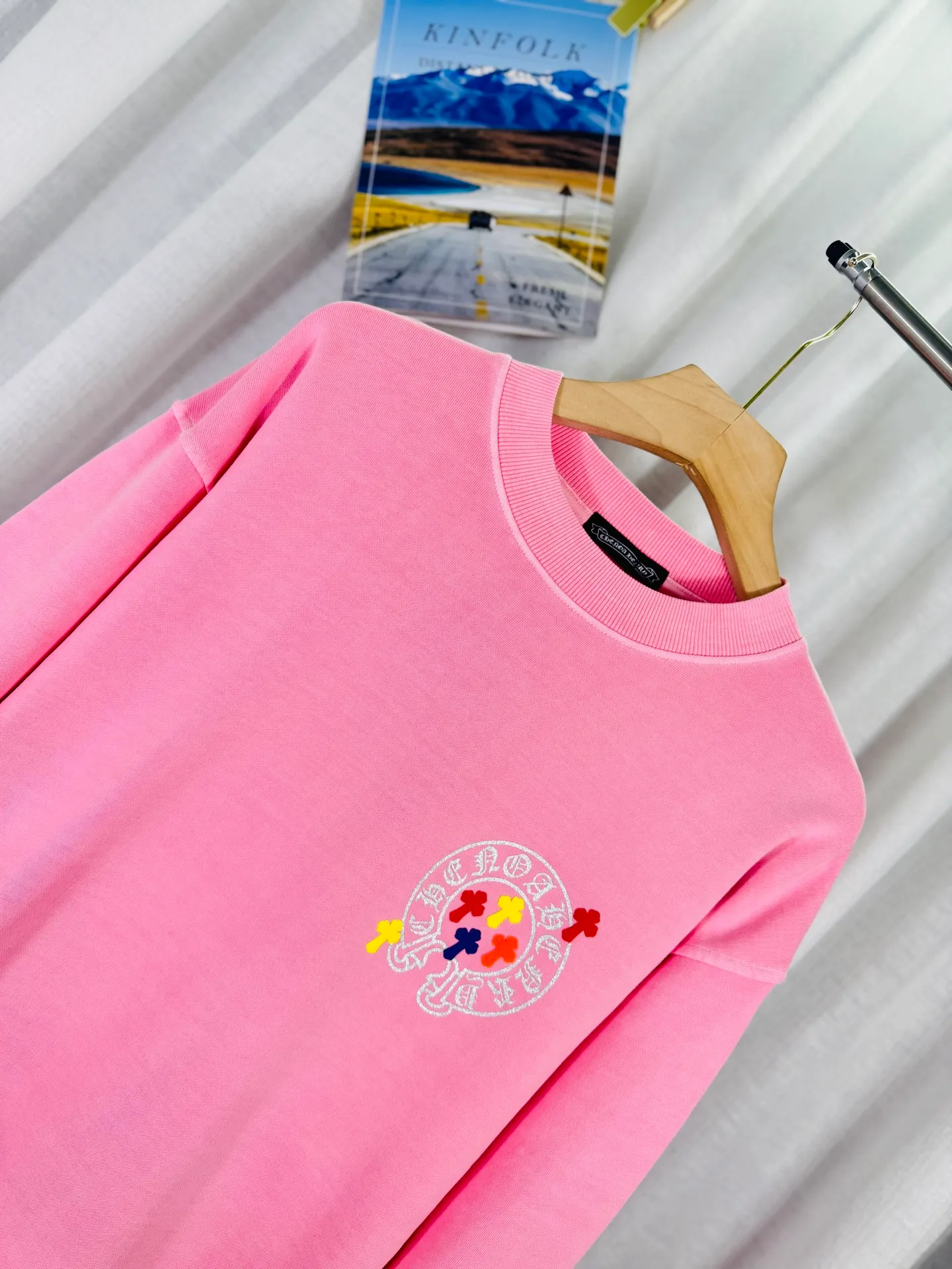 P250 top version, real shot without P, ​​different from market currency) 𝗖𝗵𝗿𝗼𝗺𝗲 𝗛𝗲𝗮𝗿𝘁𝘀/Cro Heart 2025 washed patch embroidery autumn and winter new original single counter American laser burnt 3D three-dimensional color embroidered couple casual sweatshirt 👑The highest version! Customized fabric 420g tripe terry fabric! American acid-washed and distressed original fabric laser burnt ✟appliqué embroidery and exquisite embroidery of letters! The best-selling model in the counter, very comfortable to wear. Accessories: original molded and authenticated collar label➕100% silk wash label. Genuine purchase-grade original hangtag➕matching hanging rope➕3D hanging beads➕original packaging bag. Craftsmanship: The original version has consistent wiring! The highest version of the armhole matching technique! Color: Pink Black Size: S M L XL Style No.: 9316